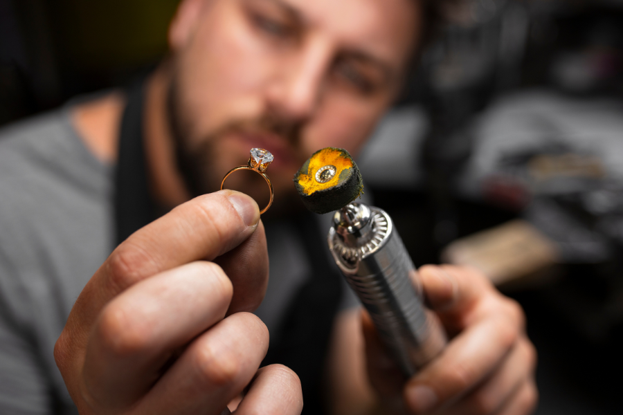 apakah grafir nama aman untuk cincin emas