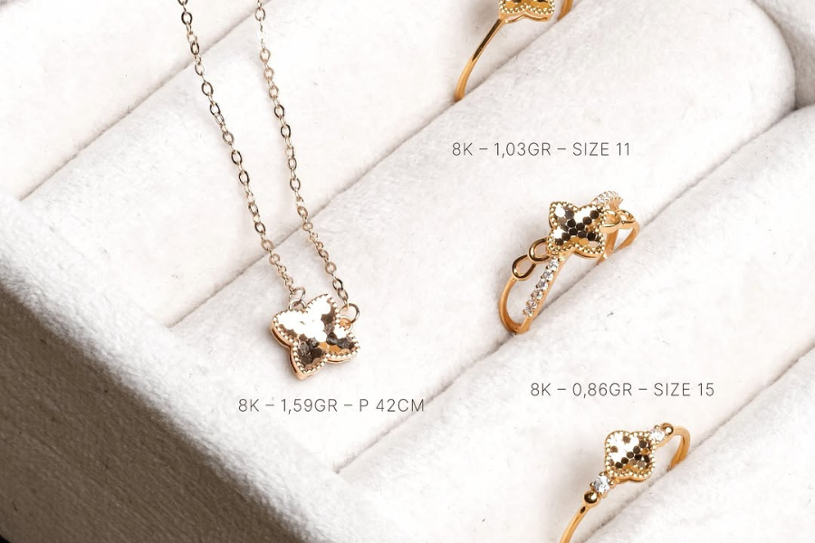 perhiasan emas simple elegan