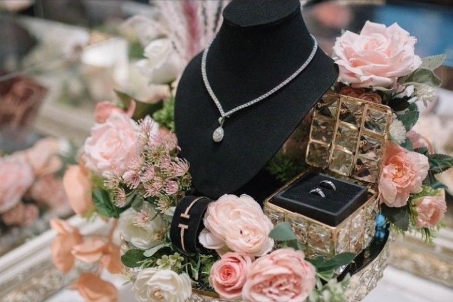 paket seserahan satu set perhiasan emas surabaya